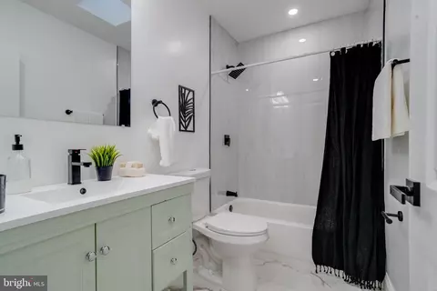 Bath - 4806 Greencrest Rd, Baltimore, MD 21206 photo 1 of 4