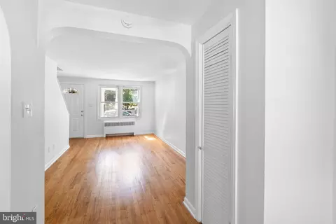 Entry Way - 3732 Clarenell Rd, Baltimore, MD 21229 photo 2 of 3