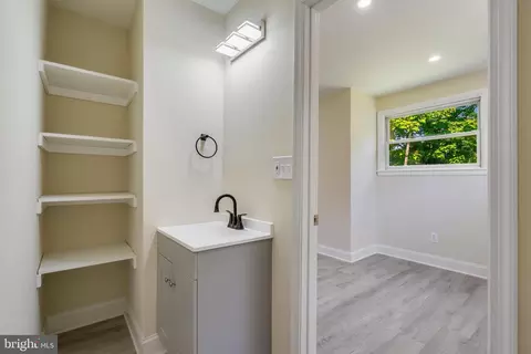 Entry Way - 5412 Biddison Ave, Baltimore, MD 21206 photo 3 of 4