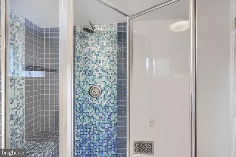 Bath - 209 Scott St, Baltimore, MD 21230 photo 2 of 10