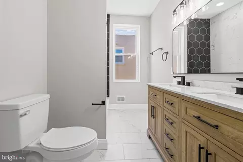 Entry Way - 712 E 41st St, Baltimore, MD 21218 photo 6 of 8