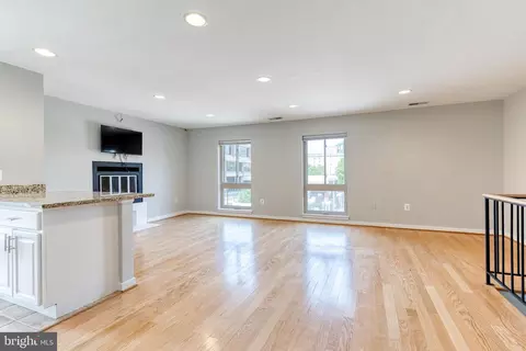 Living - 425 S Sharp St #R 15, Baltimore, MD 21201 photo 11 of 12