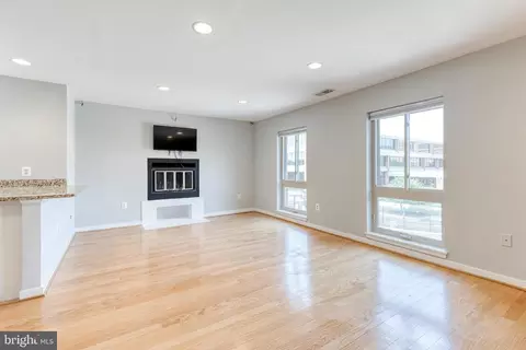 Living - 425 S Sharp St #R 15, Baltimore, MD 21201 photo 2 of 12