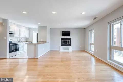 Living - 425 S Sharp St #R 15, Baltimore, MD 21201 photo 3 of 12