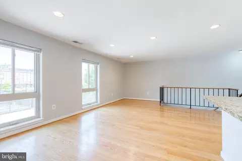 Living - 425 S Sharp St #R 15, Baltimore, MD 21201 photo 10 of 12