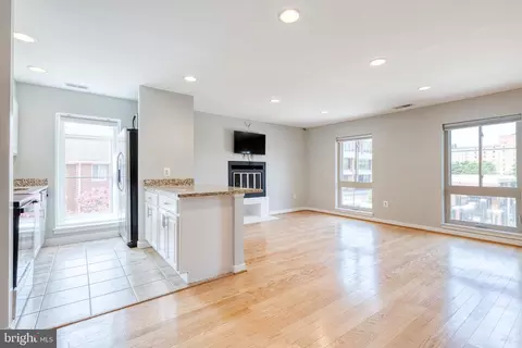 Living - 425 S Sharp St #R 15, Baltimore, MD 21201 photo 12 of 12
