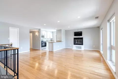 Living - 425 S Sharp St #R 15, Baltimore, MD 21201 photo 5 of 12