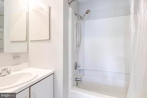 Bath - 425 S Sharp St #R 15, Baltimore, MD 21201 photo 2 of 2