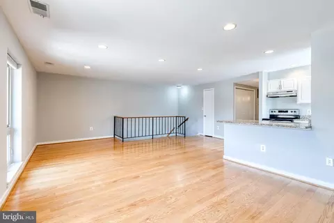 Living - 425 S Sharp St #R 15, Baltimore, MD 21201 photo 8 of 12