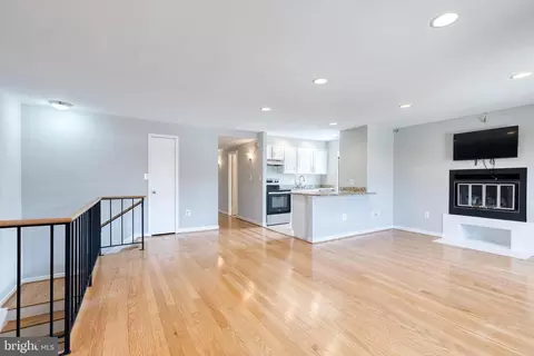 Living - 425 S Sharp St #R 15, Baltimore, MD 21201 photo 6 of 12