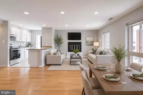 Living - 425 S Sharp St #R 15, Baltimore, MD 21201 photo 1 of 12