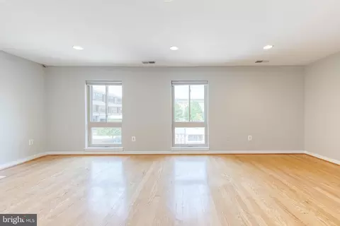 Living - 425 S Sharp St #R 15, Baltimore, MD 21201 photo 4 of 12