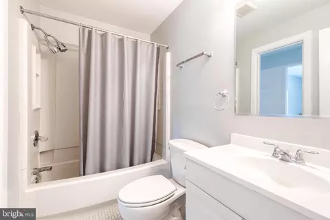 Bath - 425 S Sharp St #R 15, Baltimore, MD 21201 photo 1 of 2