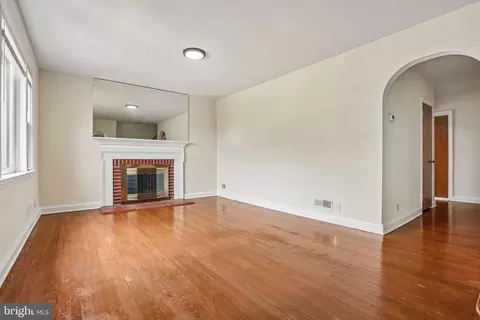 Living - 4003 Ridgecroft Rd, Baltimore, MD 21206 photo 3 of 10