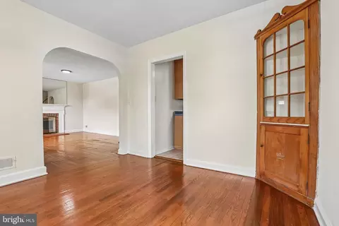 Living - 4003 Ridgecroft Rd, Baltimore, MD 21206 photo 7 of 10
