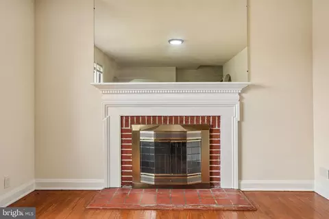Living - 4003 Ridgecroft Rd, Baltimore, MD 21206 photo 4 of 10