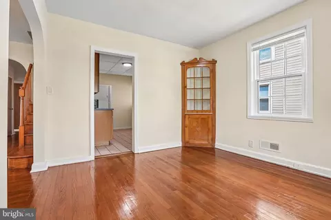 Living - 4003 Ridgecroft Rd, Baltimore, MD 21206 photo 8 of 10