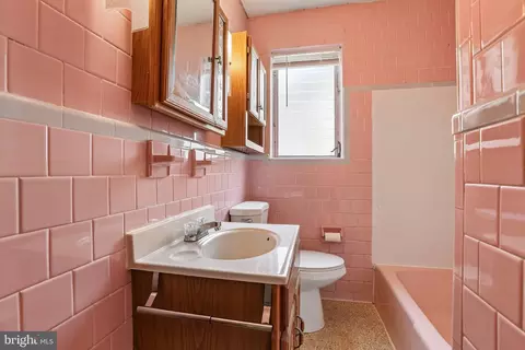 Bath - 4003 Ridgecroft Rd, Baltimore, MD 21206 photo 1 of 4