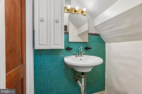 Bath - 4003 Ridgecroft Rd, Baltimore, MD 21206 photo 2 of 4