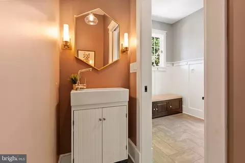 Entry Way - 4000 White Ave, Baltimore, MD 21206 photo 3 of 8