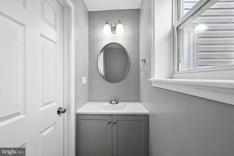 Entry Way - 1118 Weldon Ave, Baltimore, MD 21211 photo 6 of 7