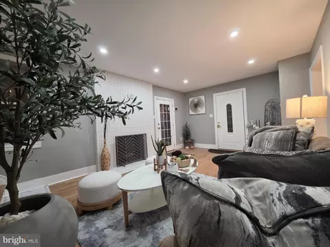 Entry Way - 3712 W Cold Spring Ln, Baltimore, MD 21215 photo 7 of 7