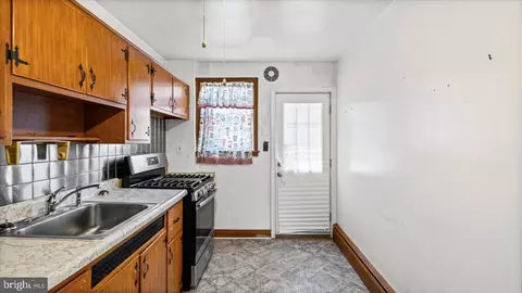 Entry Way - 1805 Crestview Rd, Baltimore, MD 21239 photo 6 of 9