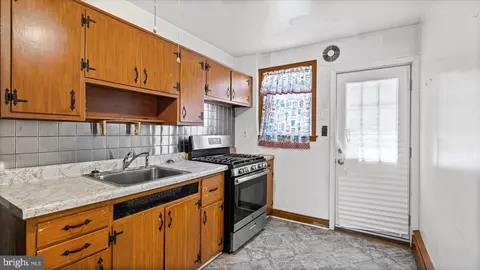 Entry Way - 1805 Crestview Rd, Baltimore, MD 21239 photo 5 of 9