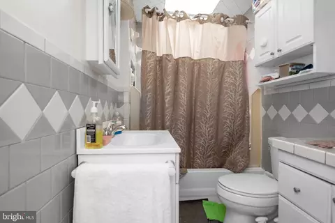 Bath - 6511 Brook Ave, Baltimore, MD 21206 photo 1 of 2