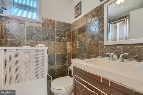 Bath - 2802 Grindon Ave, Baltimore, MD 21214 photo 2 of 10