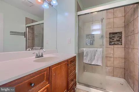 Bath - 2802 Grindon Ave, Baltimore, MD 21214 photo 9 of 10