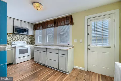 Entry Way - 2802 Grindon Ave, Baltimore, MD 21214 photo 7 of 13