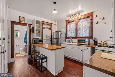 Kitchen - 210 Mallow Hill Rd, Baltimore, MD 21229 photo 4 of 5