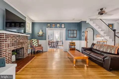 Entry Way - 210 Mallow Hill Rd, Baltimore, MD 21229 photo 3 of 6