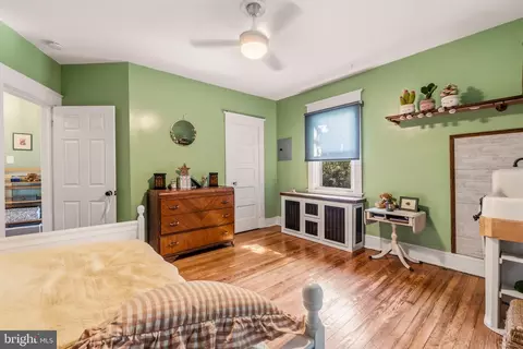Bedroom - 210 Mallow Hill Rd, Baltimore, MD 21229 photo 2 of 5