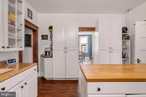 Kitchen - 210 Mallow Hill Rd, Baltimore, MD 21229 photo 5 of 5