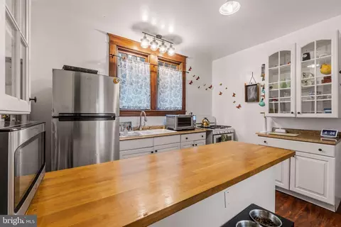 Kitchen - 210 Mallow Hill Rd, Baltimore, MD 21229 photo 2 of 5