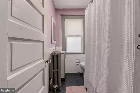 Bath - 210 Mallow Hill Rd, Baltimore, MD 21229 photo 3 of 4