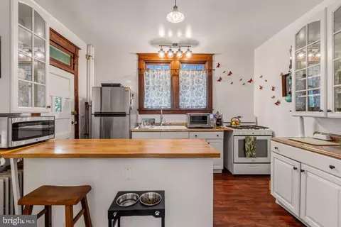 Kitchen - 210 Mallow Hill Rd, Baltimore, MD 21229 photo 1 of 5