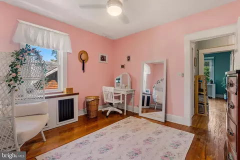 Bedroom - 210 Mallow Hill Rd, Baltimore, MD 21229 photo 4 of 5