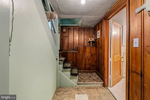 Entry Way - 210 Mallow Hill Rd, Baltimore, MD 21229 photo 6 of 6