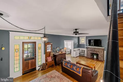 Entry Way - 210 Mallow Hill Rd, Baltimore, MD 21229 photo 5 of 6