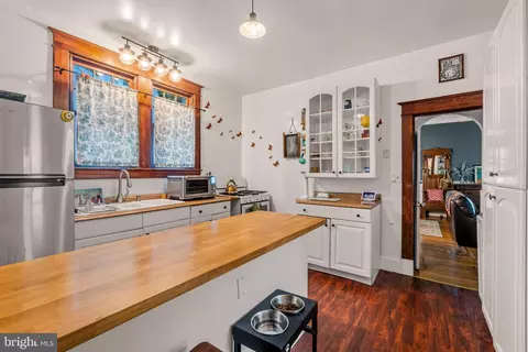 Kitchen - 210 Mallow Hill Rd, Baltimore, MD 21229 photo 3 of 5
