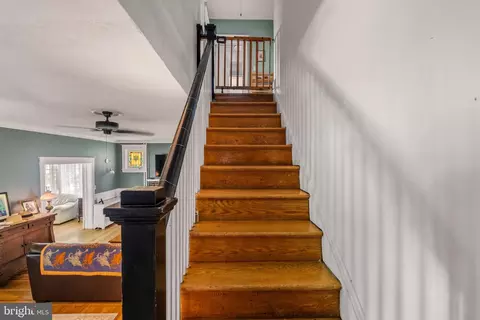 Entry Way - 210 Mallow Hill Rd, Baltimore, MD 21229 photo 4 of 6