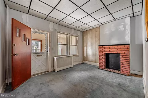 Living - 1302 Cox St, Baltimore, MD 21211 photo 3 of 4