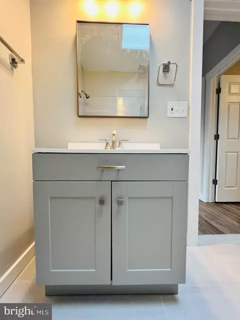 Bath - 739 Linnard St, Baltimore, MD 21229 photo 3 of 5