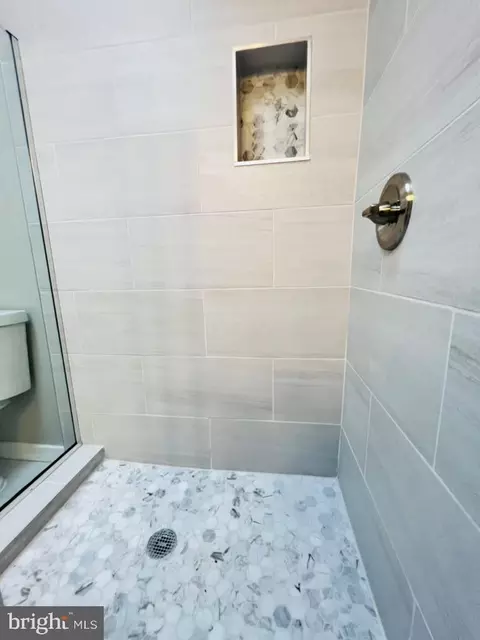 Bath - 739 Linnard St, Baltimore, MD 21229 photo 5 of 5
