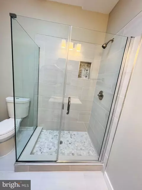 Bath - 739 Linnard St, Baltimore, MD 21229 photo 4 of 5