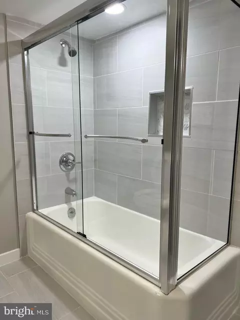 Bath - 739 Linnard St, Baltimore, MD 21229 photo 2 of 5