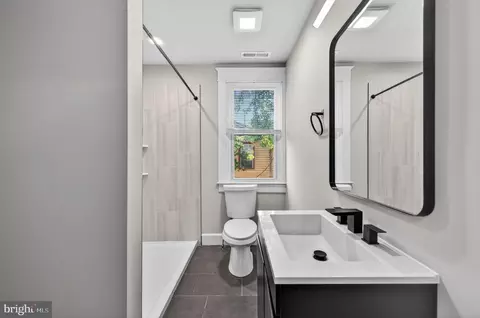Bath - 3405 Parkside Dr, Baltimore, MD 21214 photo 2 of 5